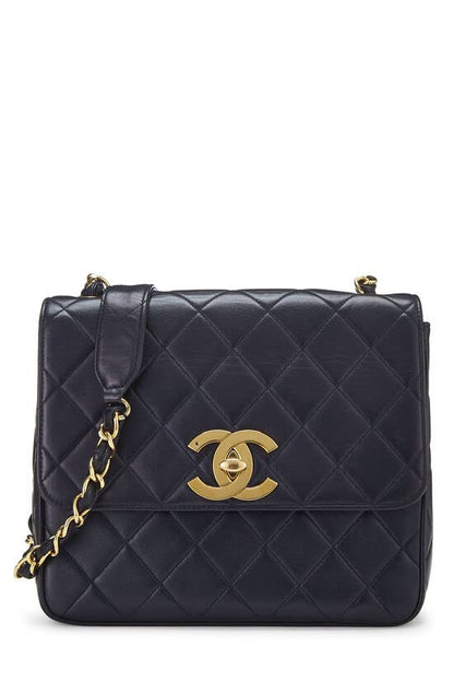 CHANEL, Sac carré à rabat moyen en cuir d'agneau matelassé bleu marine d'occasion, bleu marine