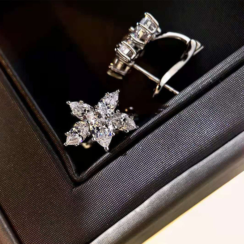 Small Brocade Bunch Simulation Diamond Stud Earrings 925 Silver