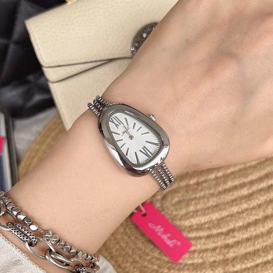 Montre à quartz pour femme avec chaîne à pompon de haute qualité et tête de serpent