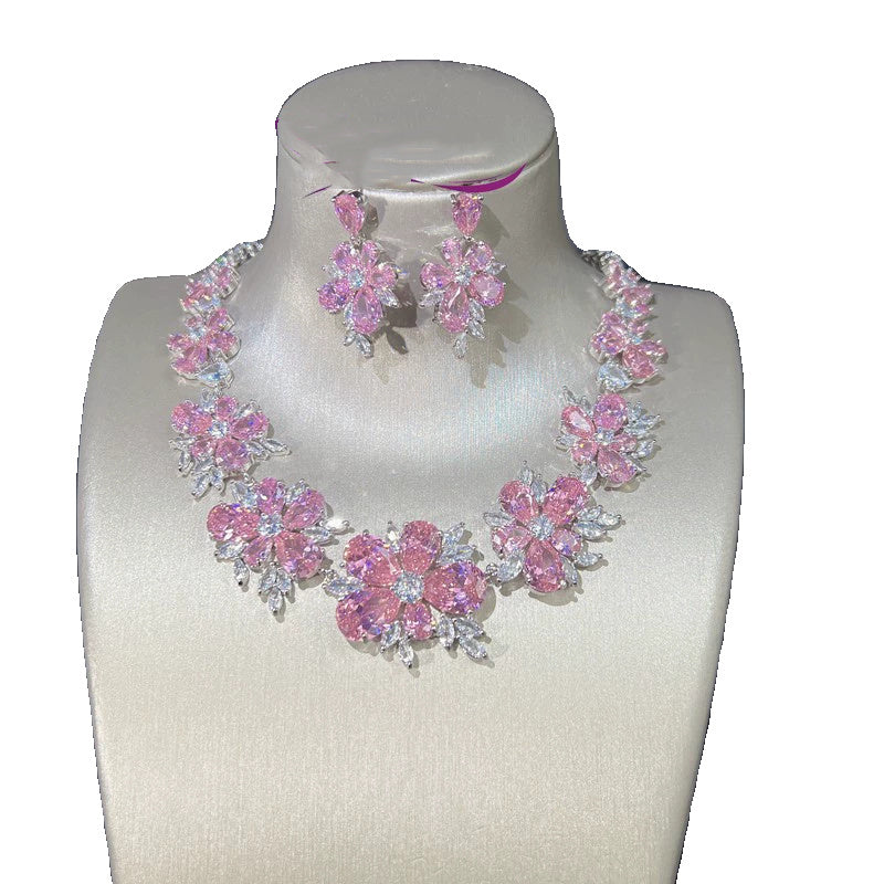 Ensemble de quatre bagues avec collier, boucles d'oreilles, bracelet et fleur en zircone