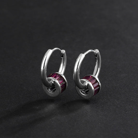 Pendientes pequeños con diseño de rosa y circonita roja en forma de broche de oreja