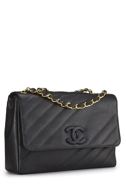 CHANEL, Jumbo con solapa diagonal de caviar negro Pre-Loved, Negro