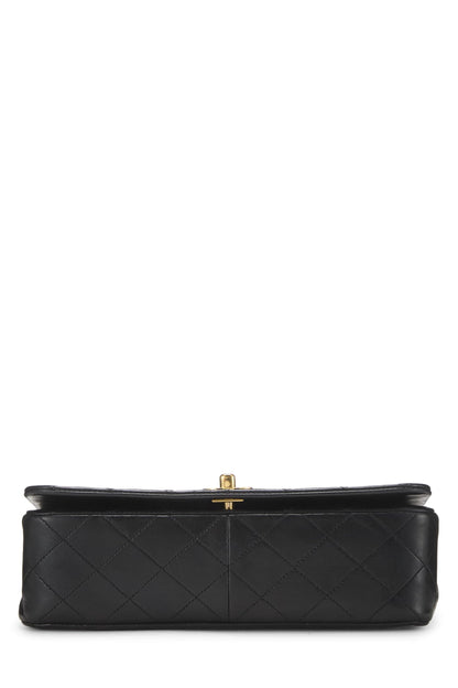 Chanel, petit sac à rabat en cuir d'agneau matelassé noir d'occasion, noir