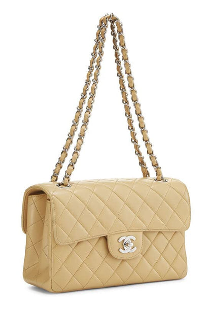 CHANEL, Solapa clásica de doble cara acolchada en piel de cordero beige Pre-Loved pequeña, Beige