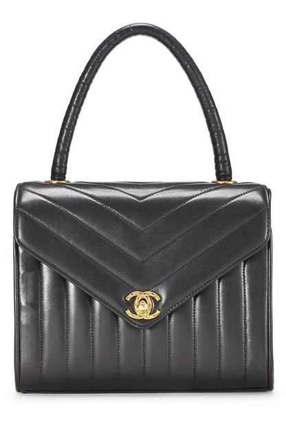 CHANEL, Sac à main en cuir d'agneau noir à chevrons d'occasion, noir