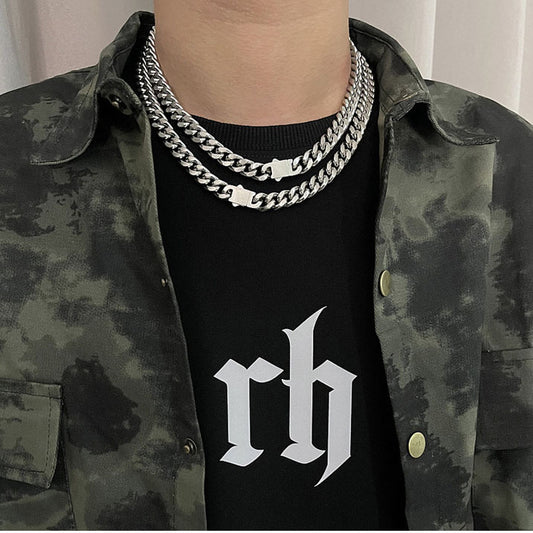 Collier avec une chaîne de clavicule simple et épaisse de style hip-hop haut de gamme