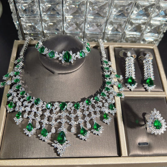 Ensemble de quatre pièces collier, boucles d'oreilles, bague et bracelet en zircon vert