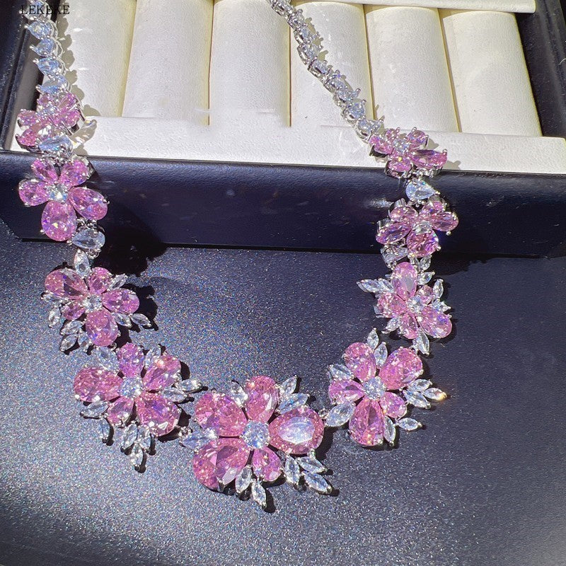 Ensemble de quatre bagues avec collier, boucles d'oreilles, bracelet et fleur en zircone