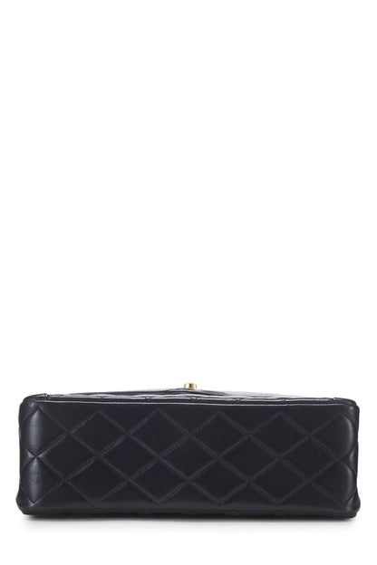 Chanel, Petit sac à rabat double en cuir d'agneau matelassé noir Paris Limited, d'occasion, bleu marine