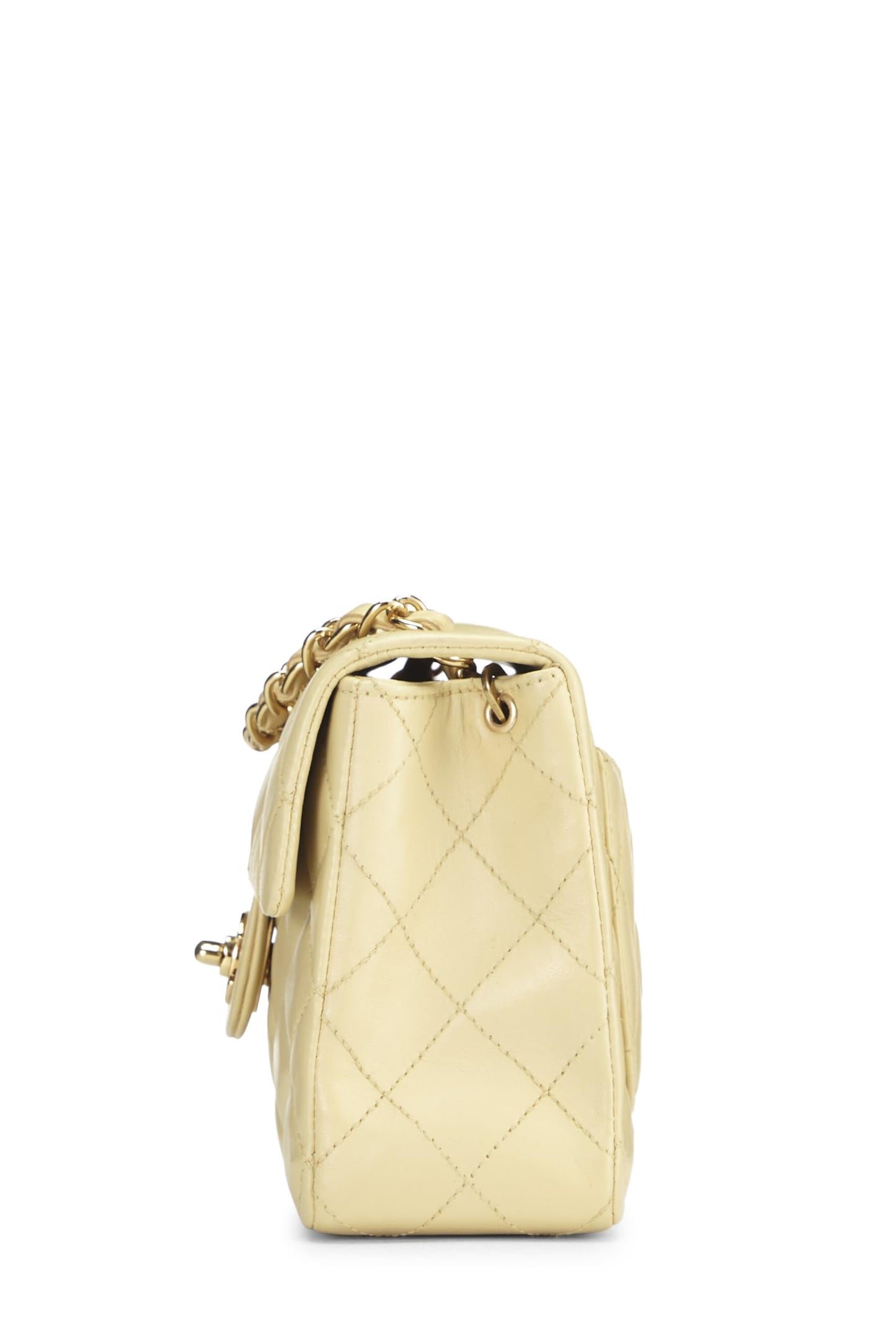 Chanel, Mini sac à rabat en cuir d'agneau matelassé beige d'occasion, beige