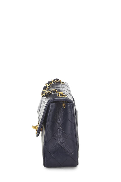 Chanel, Mini sac à rabat en cuir d'agneau matelassé bleu marine d'occasion, bleu marine