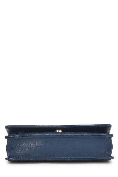 Chanel, Portefeuille Infinity en cuir d'agneau matelassé bleu sur chaîne d'occasion (WOC), bleu