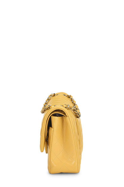 Chanel, sac à main matelassé jaune à double rabat classique de taille moyenne, jaune