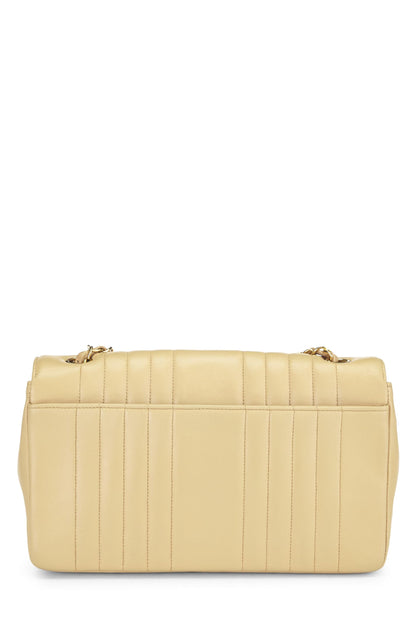 Chanel, sac à rabat vertical moyen en cuir d'agneau beige d'occasion, beige