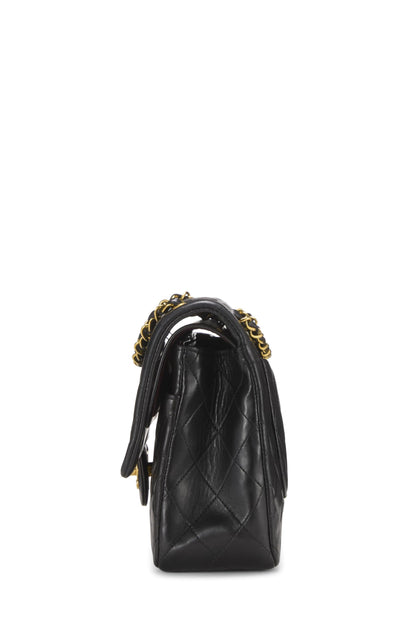 Chanel, sac à main classique à double rabat en cuir d'agneau matelassé noir de taille moyenne, noir