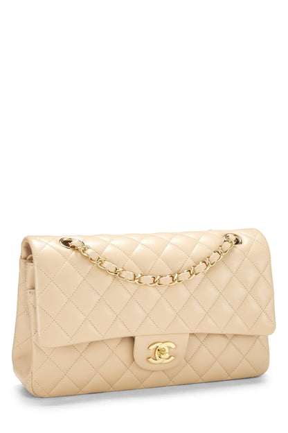 Chanel, sac à main classique à double rabat en cuir d'agneau matelassé beige d'occasion, taille M, beige