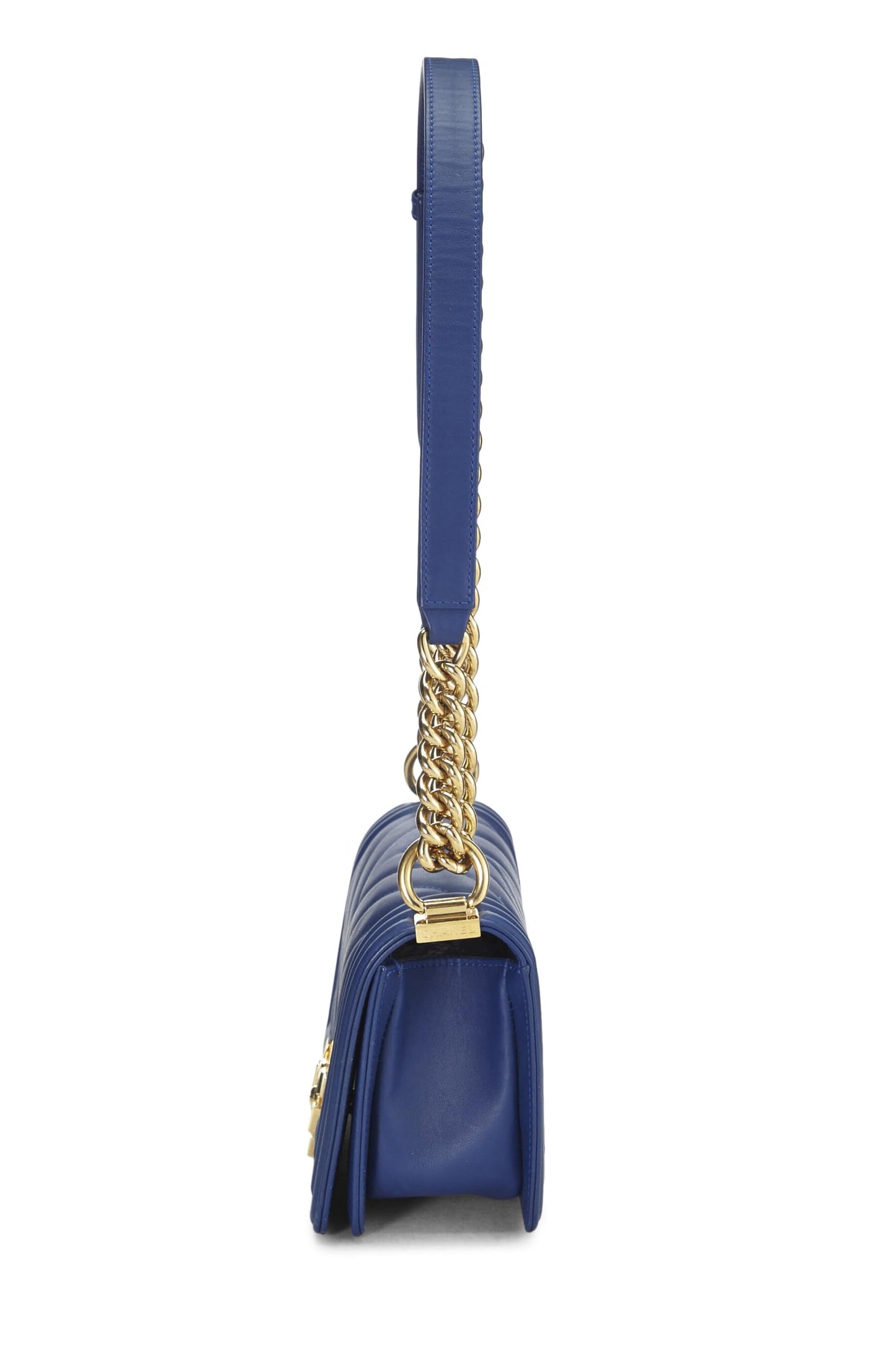 Chanel, petit sac Boy en cuir d'agneau bleu à chevrons d'occasion, bleu