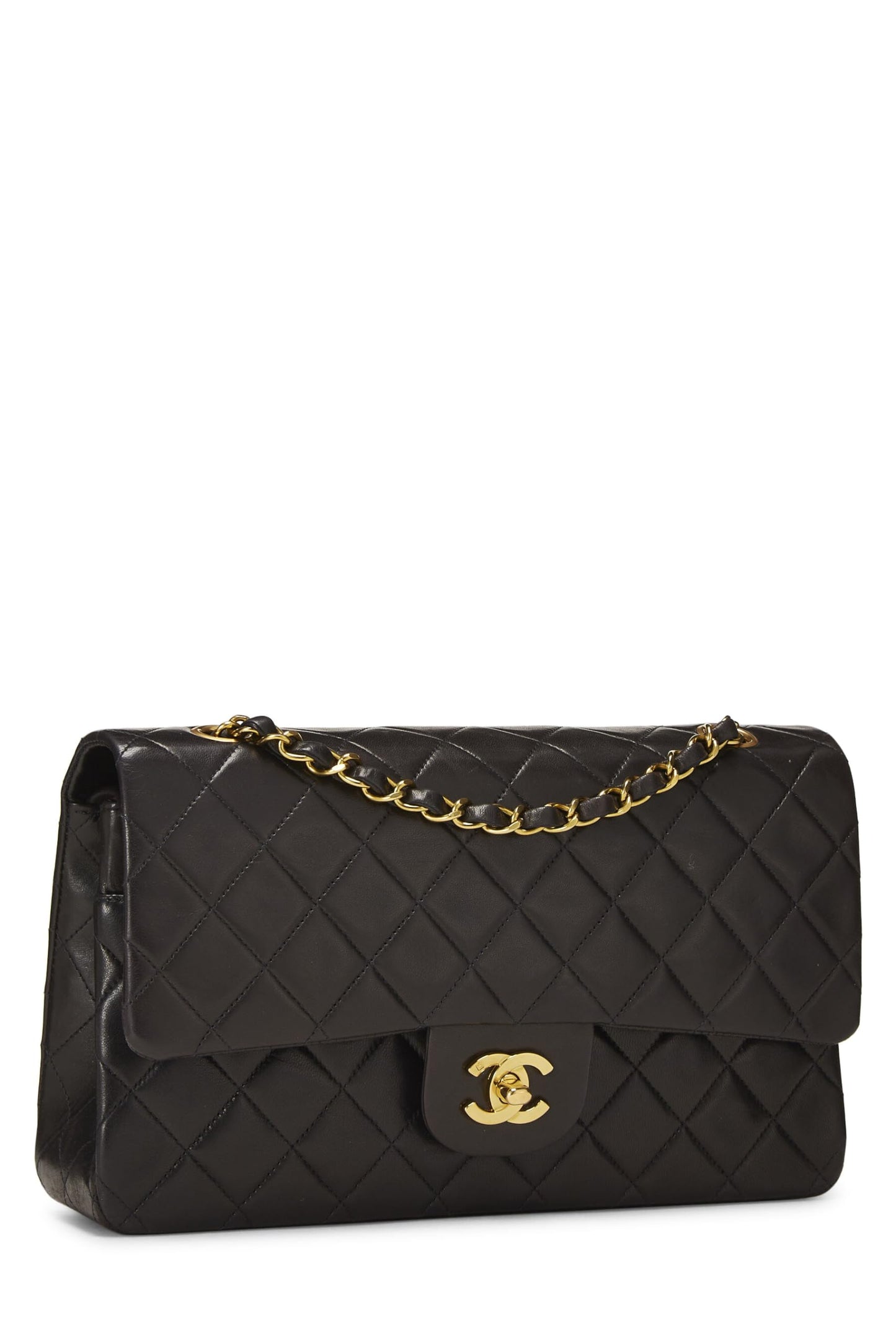 Chanel, sac à main classique à double rabat en cuir d'agneau matelassé noir de taille moyenne, noir