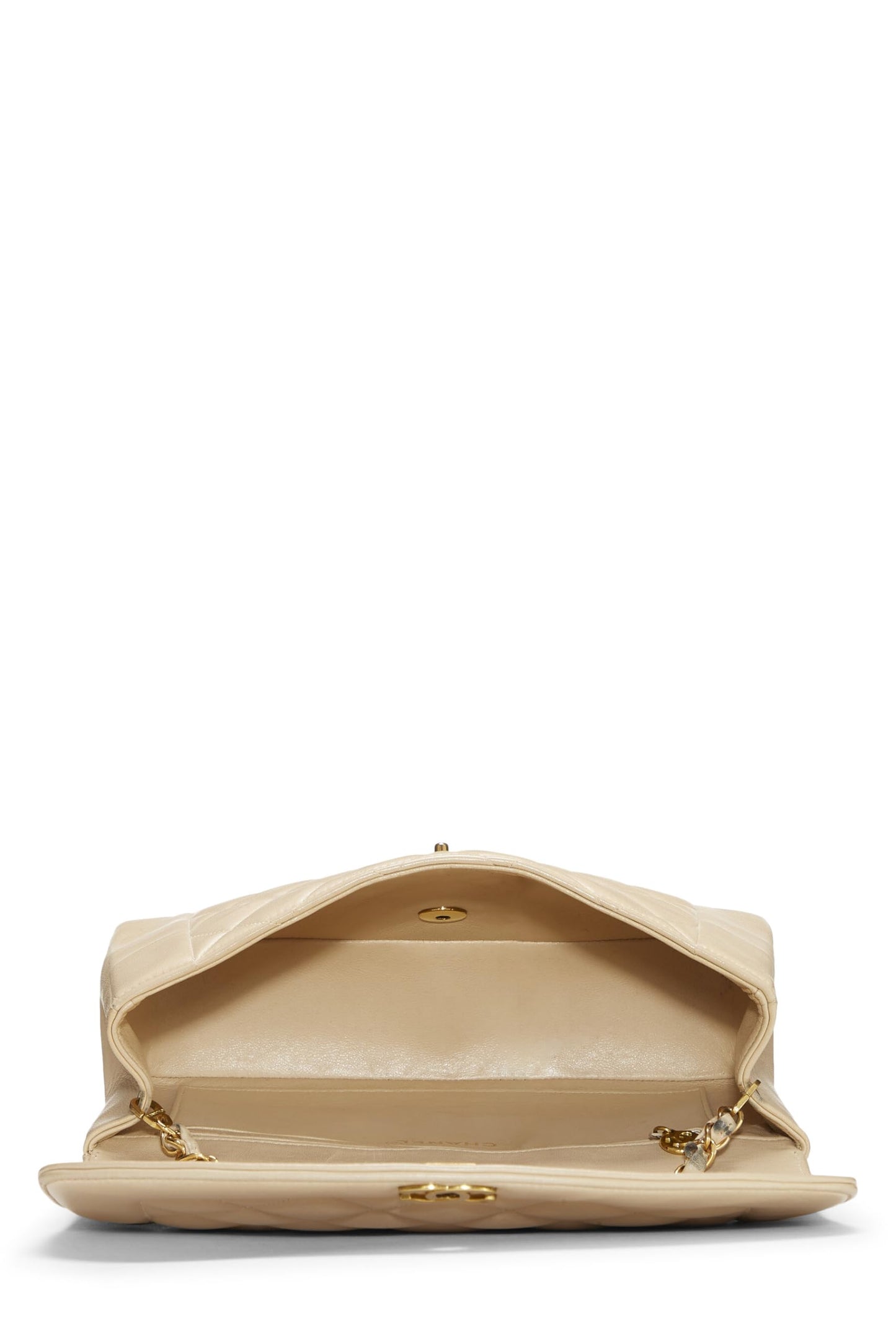 Chanel, Sac à rabat Diana Medium en cuir d'agneau matelassé beige d'occasion, beige