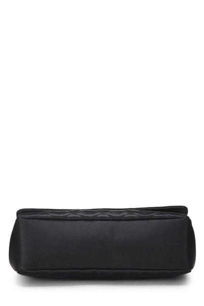 Chanel, Mini sac à rabat en satin matelassé noir d'occasion, noir