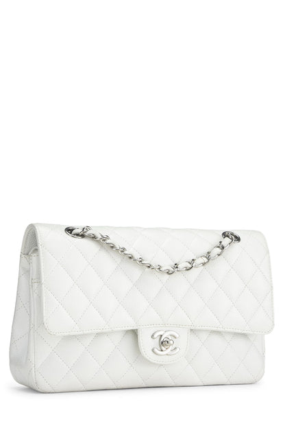 Chanel, sac à main matelassé à double rabat classique Caviar blanc d'occasion, taille M, blanc