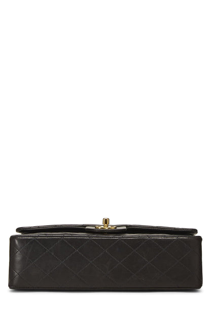 Chanel, sac à main classique à double rabat en cuir d'agneau matelassé noir de taille moyenne, noir