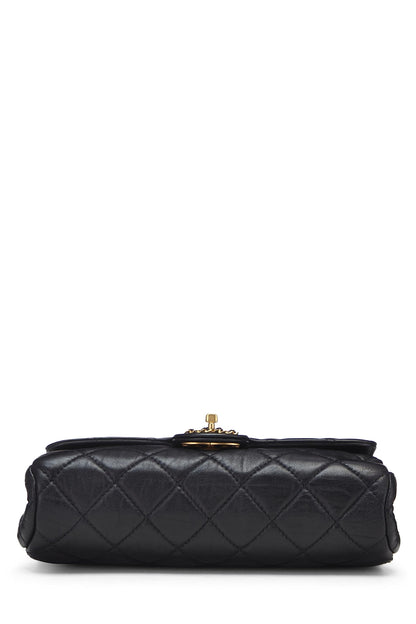 Chanel, petit sac à rabat en cuir d'agneau matelassé noir d'occasion, noir