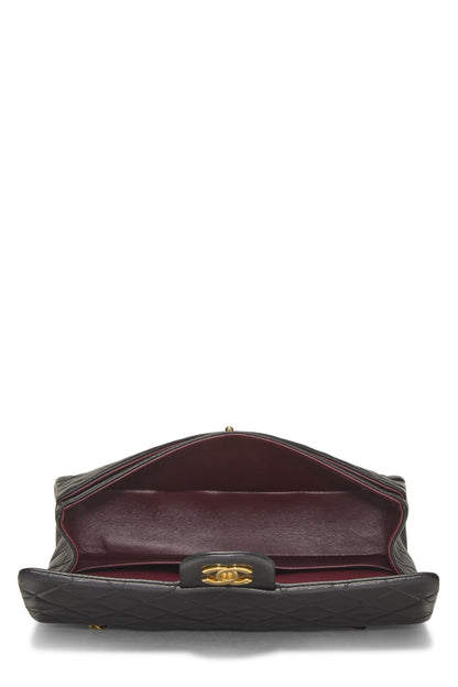 Chanel, sac à main classique à double rabat en cuir d'agneau matelassé noir de taille moyenne, noir