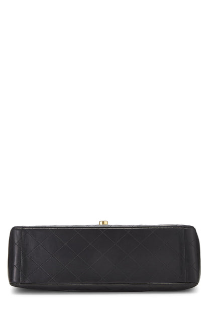 Chanel, Maxi sac à rabat demi-longueur en cuir d'agneau matelassé noir d'occasion, noir