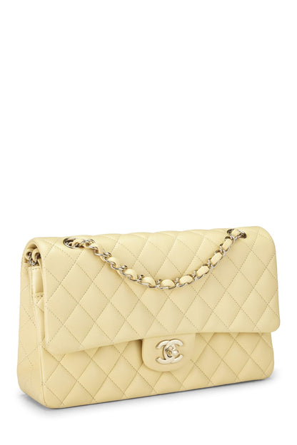 Chanel, sac à main classique à double rabat de taille moyenne en cuir de veau jaune d'occasion, jaune