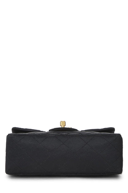 Chanel, Mini sac à rabat en satin matelassé noir d'occasion, noir