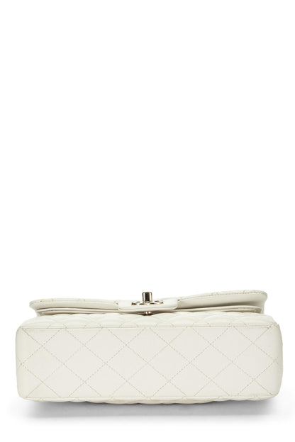 Chanel, petit sac à rabat classique matelassé en caviar blanc d'occasion, blanc