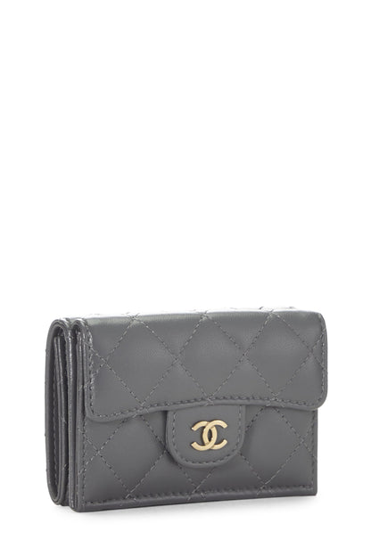 Chanel, portefeuille compact « CC » en cuir de veau matelassé gris d'occasion, gris