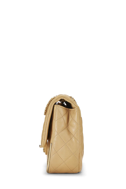 Chanel, sac à rabat Rock the Corner en cuir d'agneau beige à chevrons Paris-Cosmopolite, taille moyenne, beige