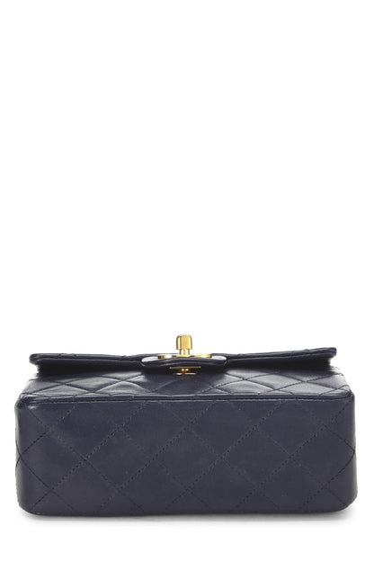 Chanel, Mini sac à rabat en cuir d'agneau matelassé bleu marine d'occasion, bleu marine