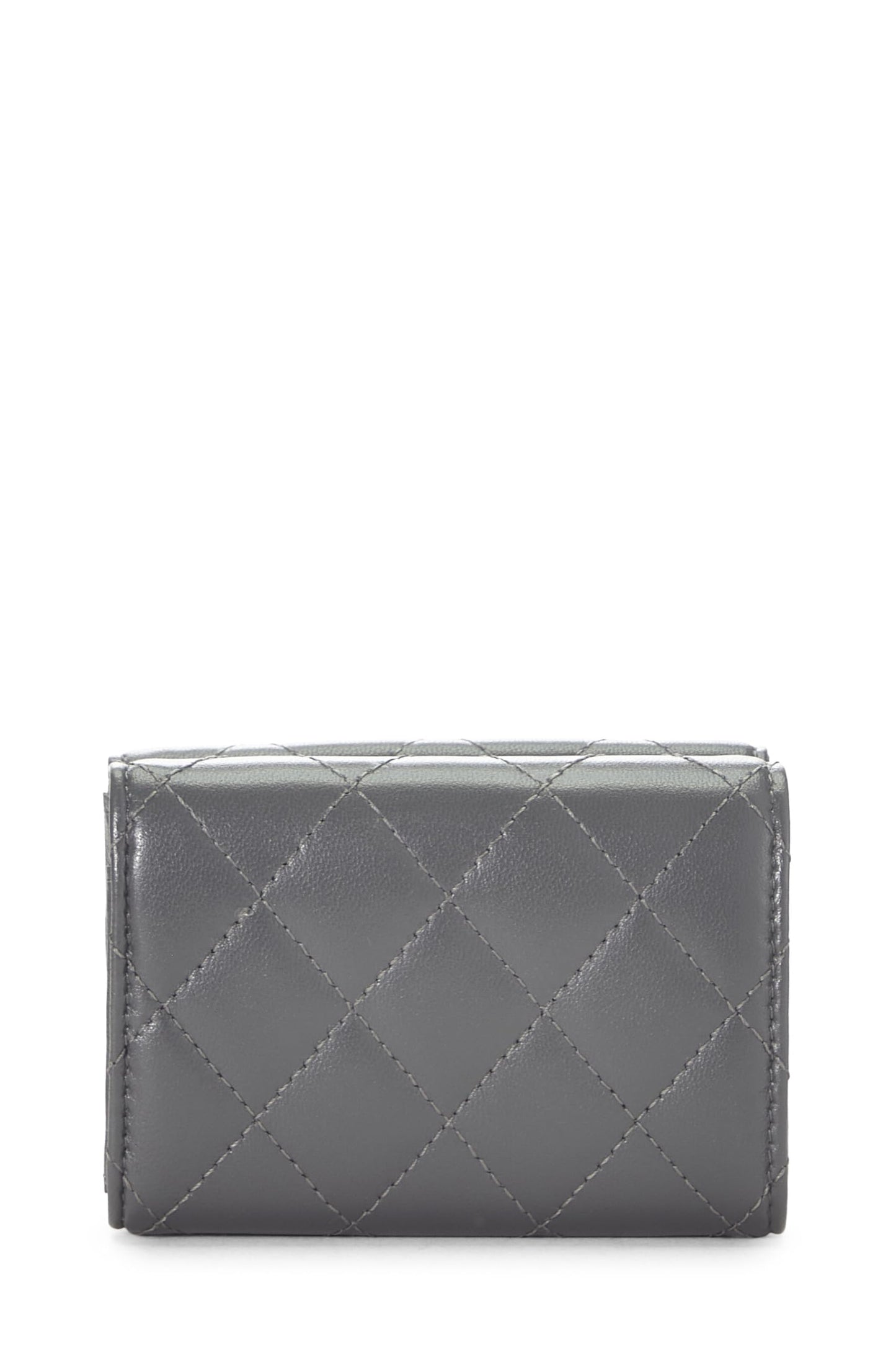 Chanel, portefeuille compact « CC » en cuir de veau matelassé gris d'occasion, gris