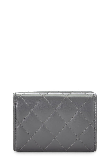 Chanel, Cartera compacta 'CC' de piel de becerro acolchada gris Pre-Loved, Gris