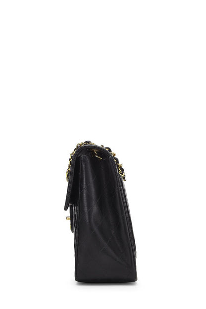 Chanel, Maxi sac à rabat demi-longueur en cuir d'agneau matelassé noir d'occasion, noir