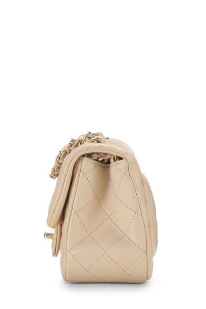 Chanel, Mini sac carré à rabat en cuir d'agneau matelassé beige d'occasion, beige