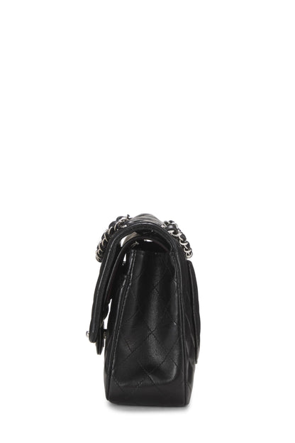 Chanel, sac à main classique à double rabat en cuir d'agneau matelassé noir de taille moyenne, noir