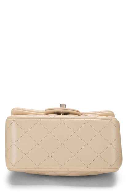 Chanel, Mini sac carré à rabat en cuir d'agneau matelassé beige d'occasion, beige