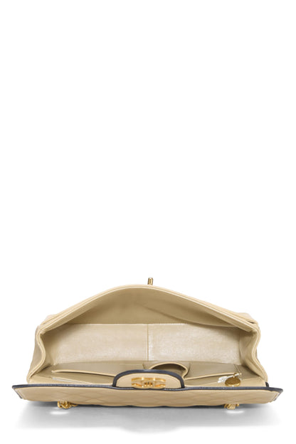 Chanel, Petit sac à rabat en cuir d'agneau matelassé beige d'occasion, beige