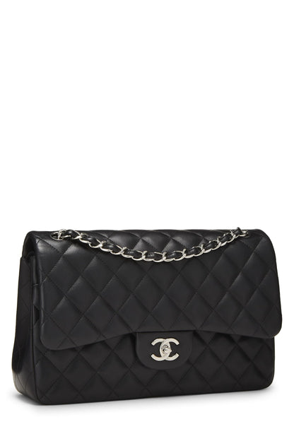 Chanel, Jumbo clásico con doble solapa y piel de cordero acolchada negra Pre-Loved, Negro