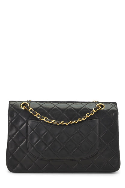 Chanel, Solapa doble clásica de piel de cordero acolchada negra Pre-Loved Mediana, Negro