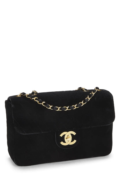 Chanel, Maxi sac à rabat en velours noir à chevrons d'occasion, noir