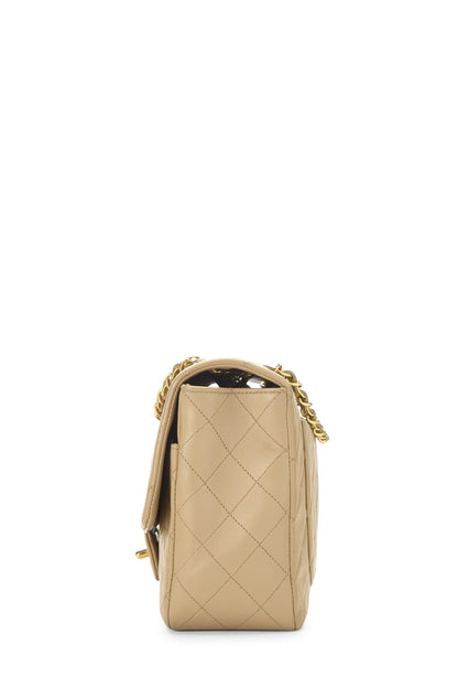 Chanel, sac à rabat moyen en cuir d'agneau matelassé beige d'occasion, beige