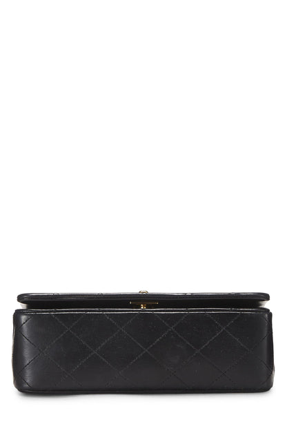 Chanel, Mini mini con solapa completa de piel de cordero acolchada en negro Pre-Loved, Negro