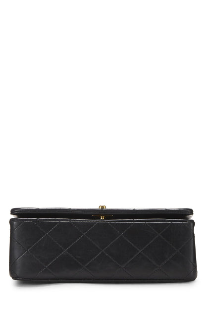 Chanel, Mini sac à rabat en cuir d'agneau matelassé noir d'occasion, noir