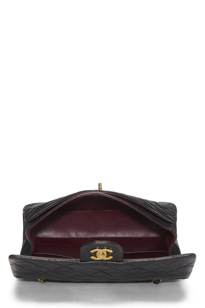 Chanel, sac à main classique à double rabat en cuir d'agneau matelassé noir de taille moyenne, noir