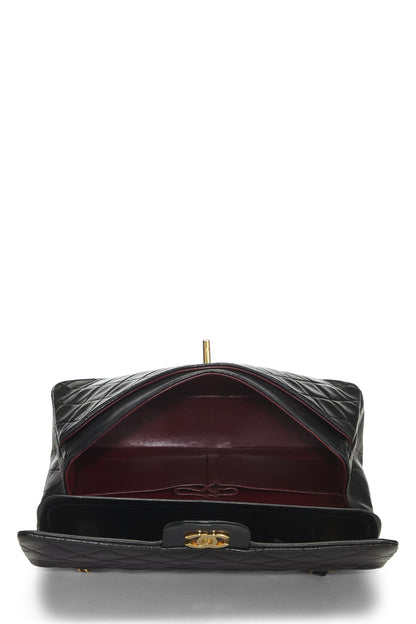 Chanel, sac à main classique à double rabat en cuir d'agneau matelassé noir de taille moyenne, noir